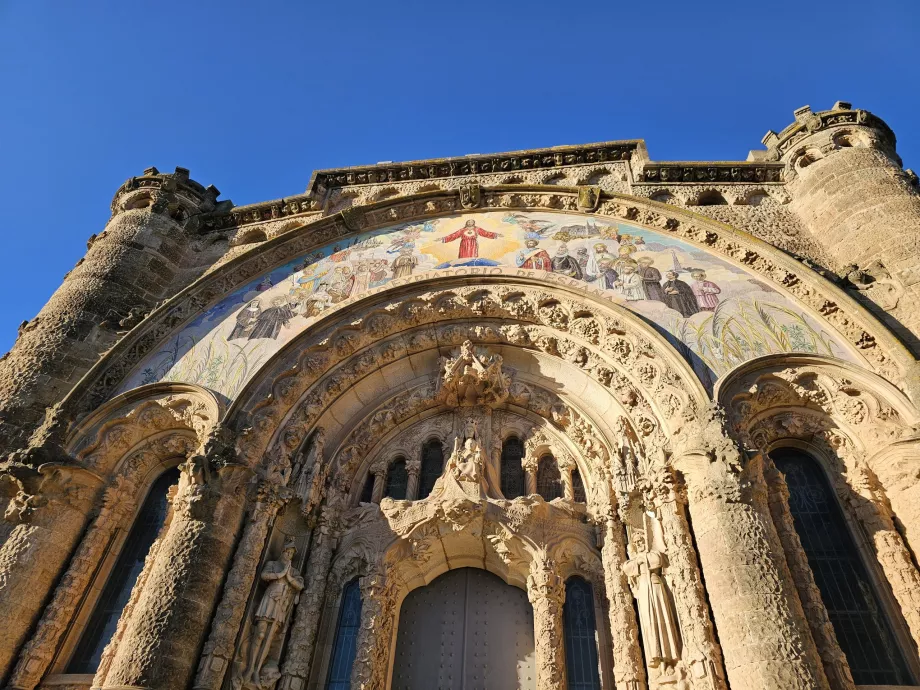 Detalj av portalen till Tibidabo-templet