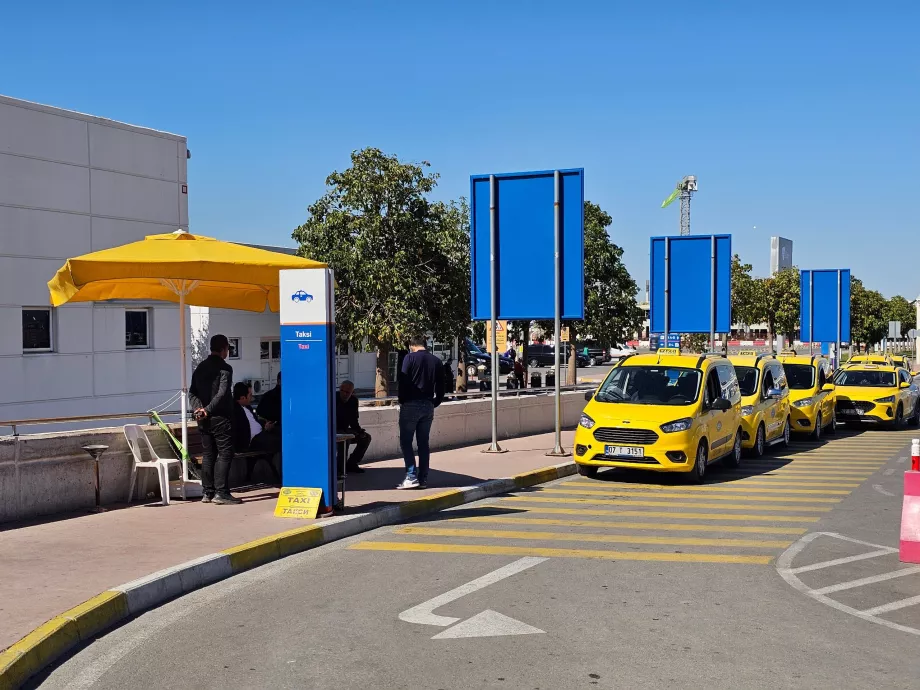 Taxistation framför Terminal 2