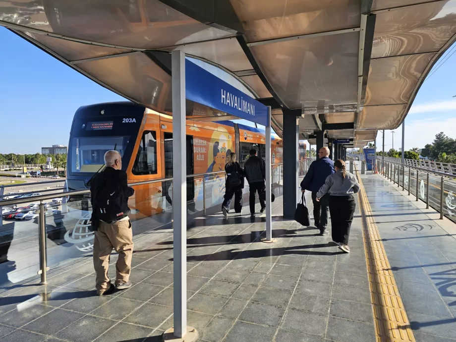 Spårvagnshållplats framför Terminal 1