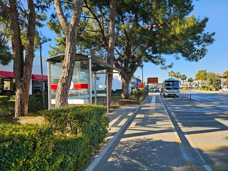 Stadsbusshållplats framför Terminal 1
