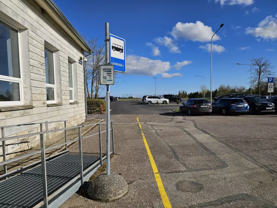 Busshållplats framför terminalen