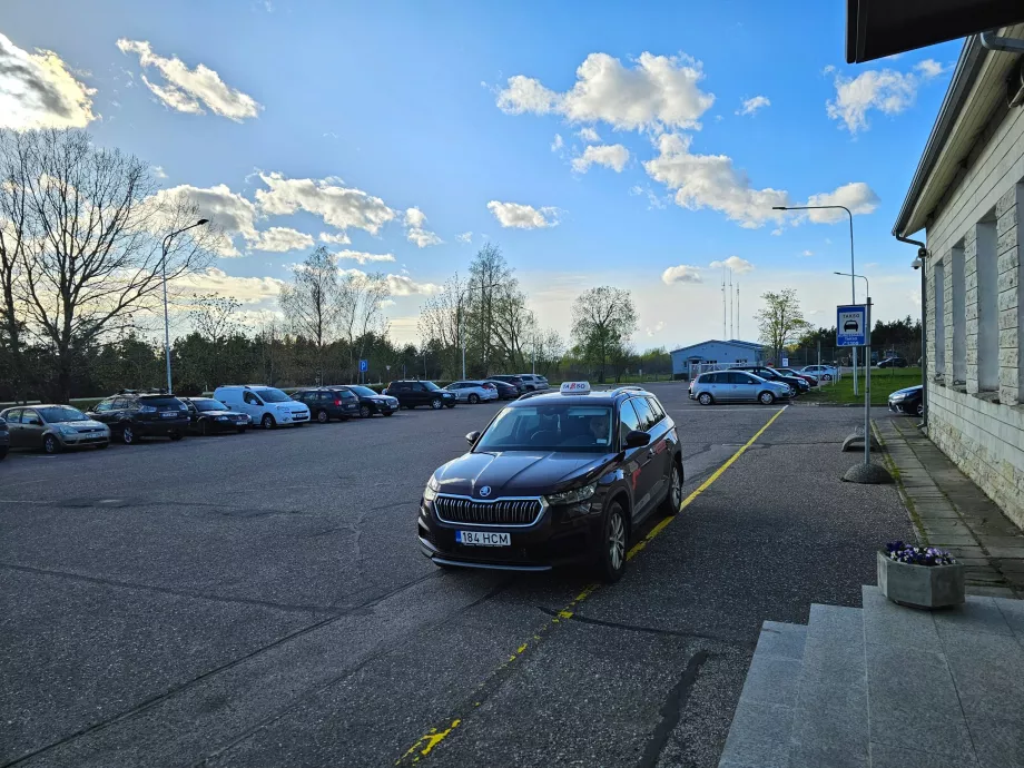 Taxi framför terminalen