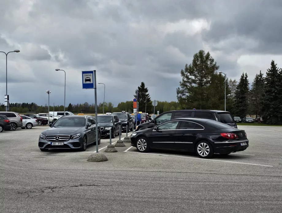Taxistation framför terminalen