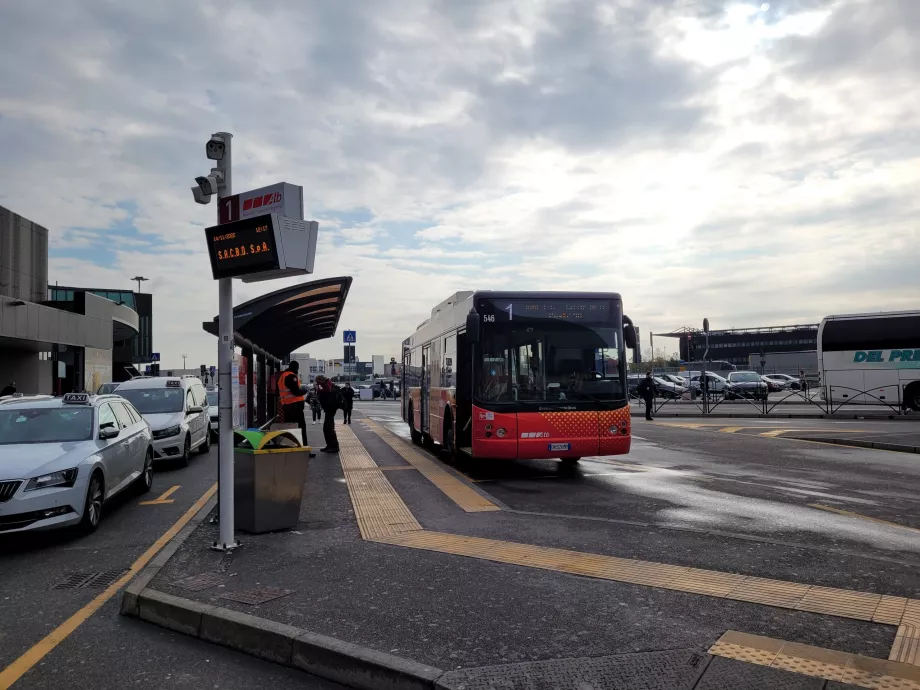 Busshållplats i riktning mot Bergamo