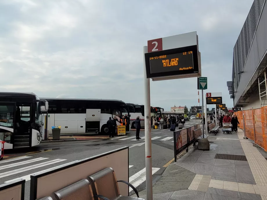 Busshållplatser i riktning mot Milano