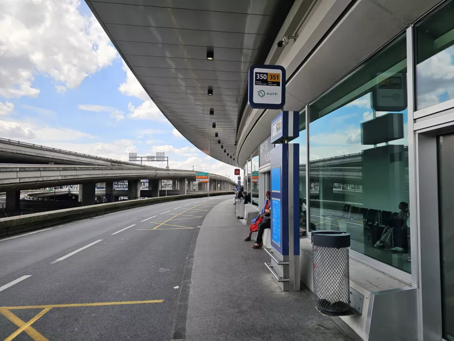 Busshållplats 350 och 351 vid Terminal 2B