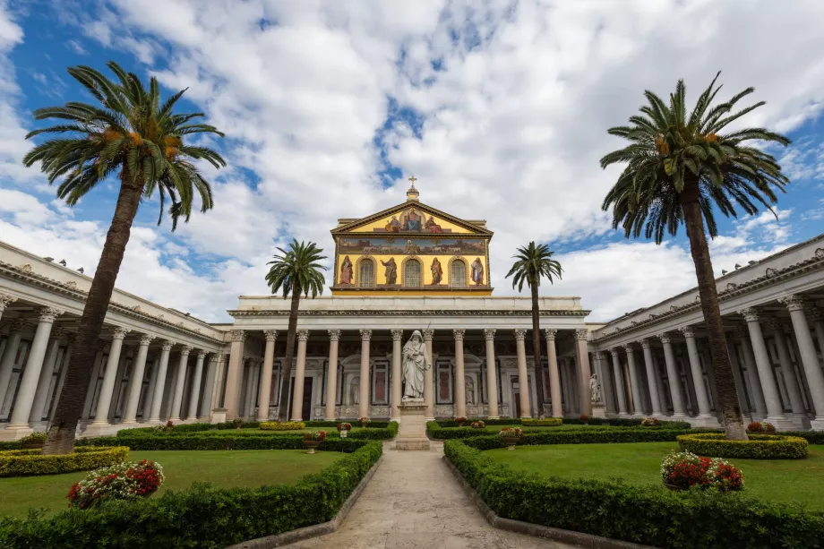 Basilikan bakom slottet