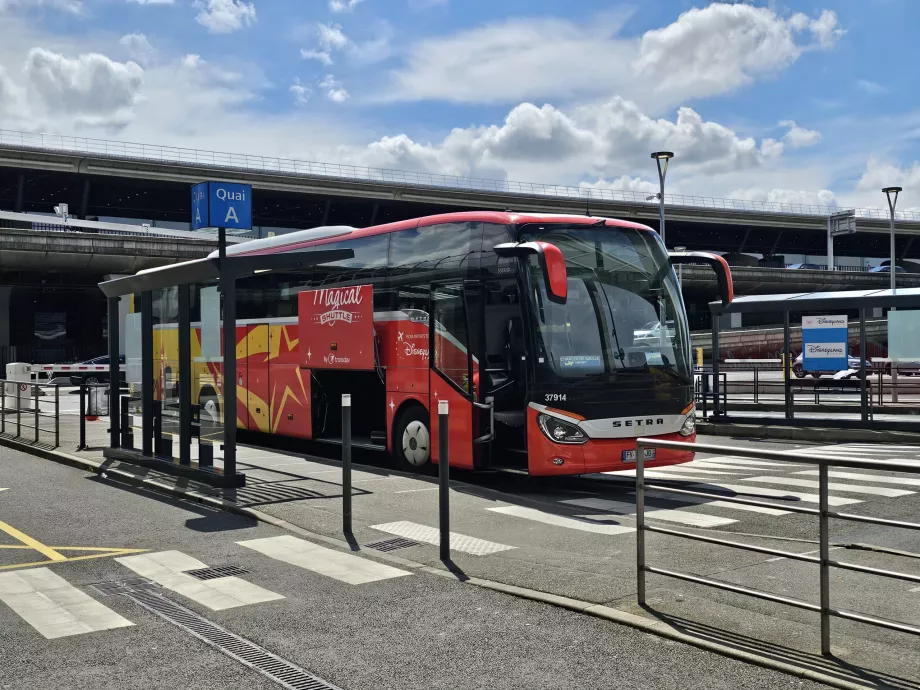 Buss till Disneyland, Terminaler 2E och 2F