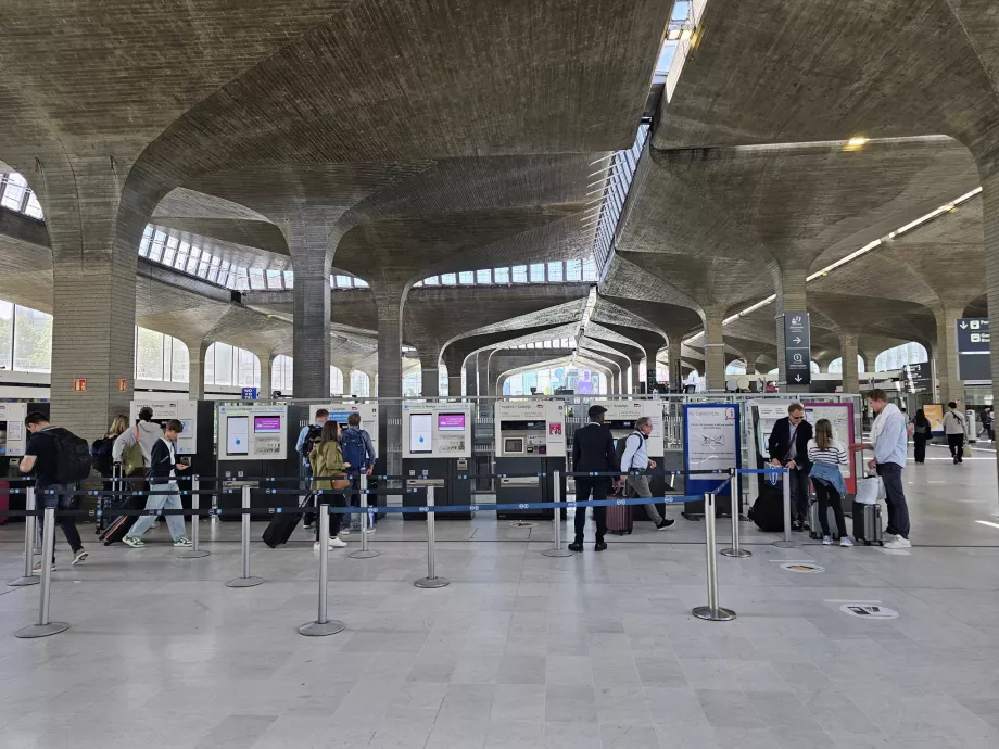 Biljettautomater för kollektivtrafik vid Roissypole station