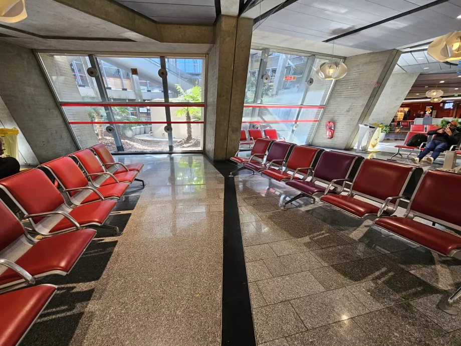 Sittplatser i det allmänna området i Terminal 1