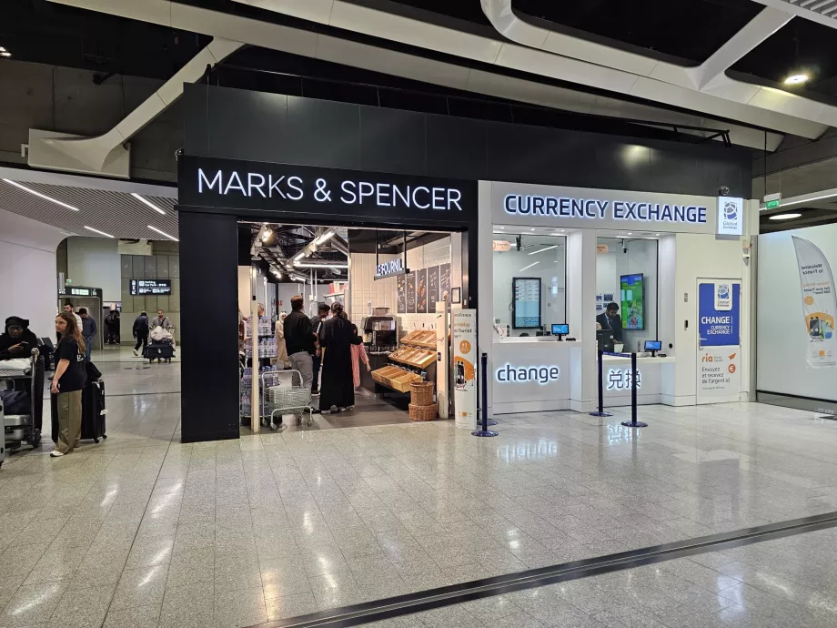 Supermarket och valutaväxling i ankomsthallen i Terminal 1