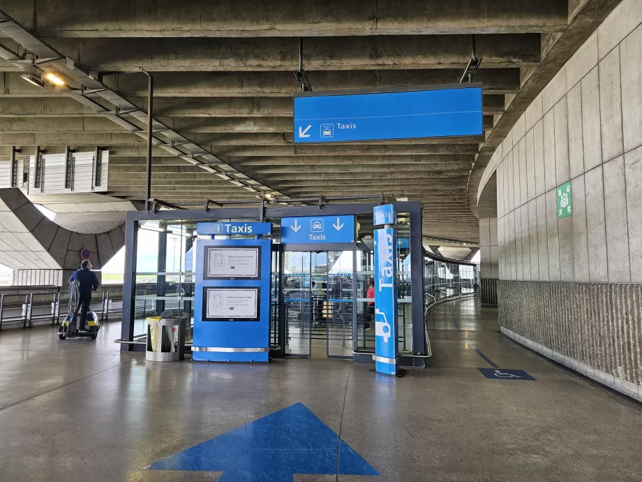 Taxistation framför ankomsthallen, Terminal 1