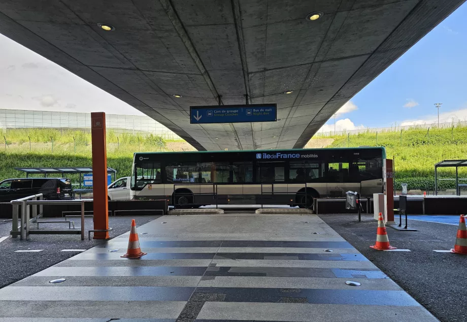 Buss nummer 350 framför Terminal 1