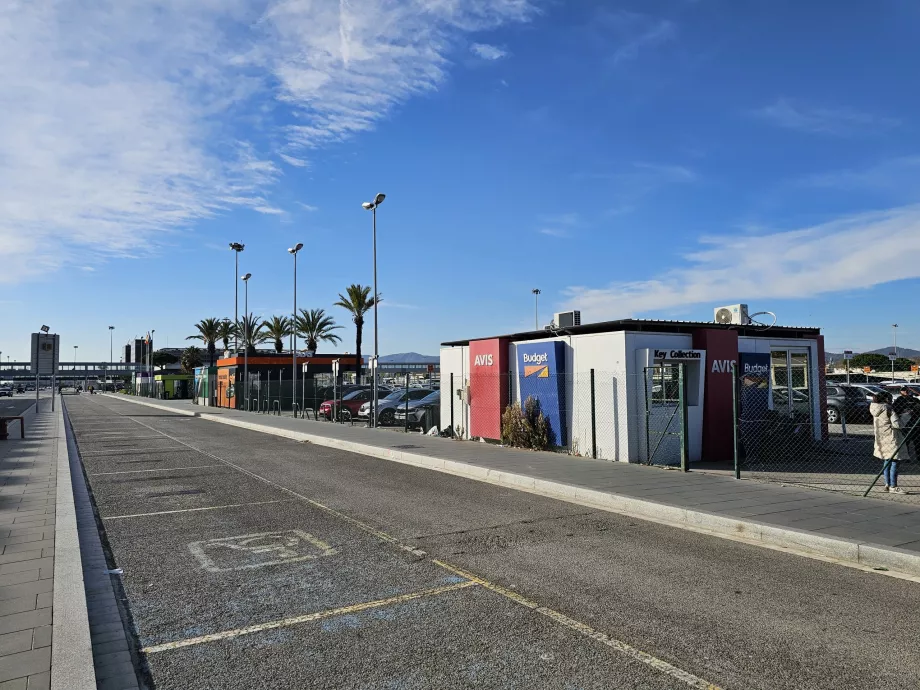 Biluthyrning framför Terminal 2