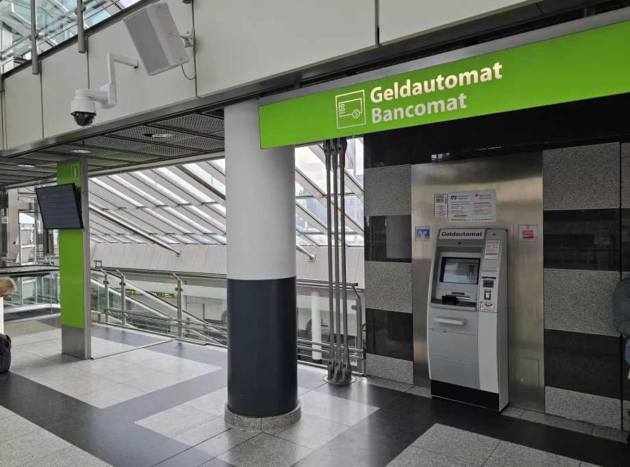 Bankomat i avgångshallen