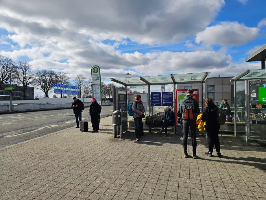 Busshållplats 490 och biljettautomat