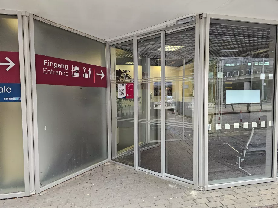 Bagageförvaring i garaget mittemot terminalen