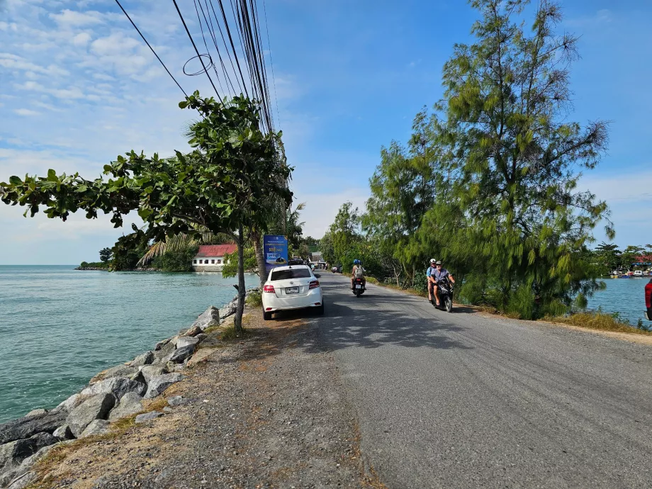 Väg till Wat Phra Yai och parkering