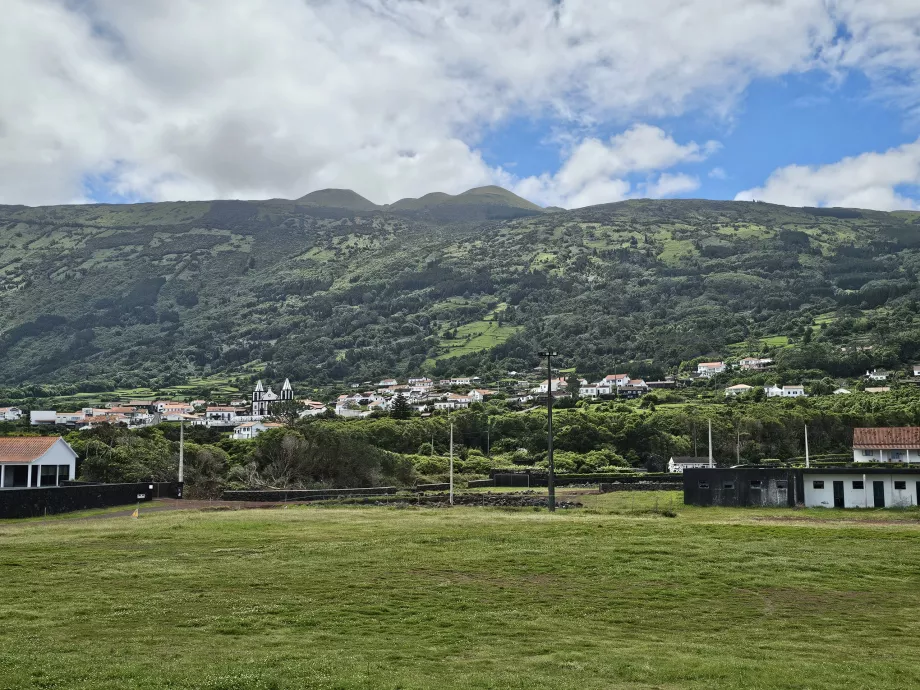 Byn Prainha under bergskedjan