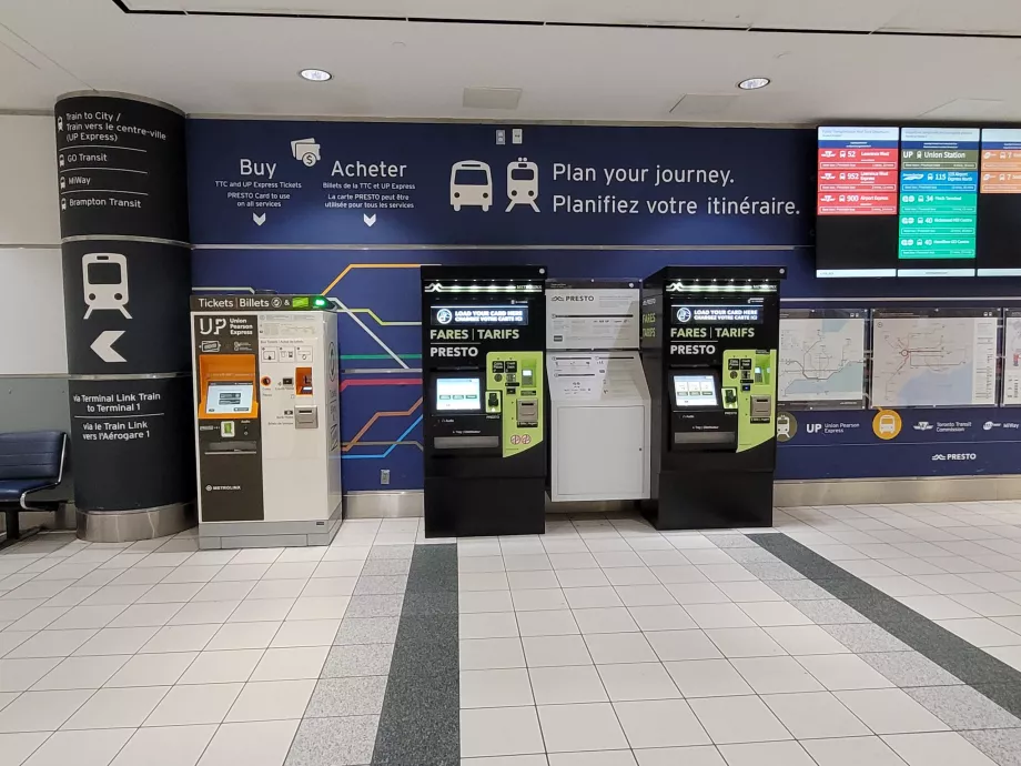 Biljettautomater. UP Express-tåg till vänster, bussar till höger