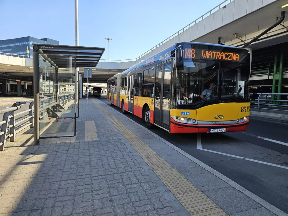 Busslinje 148 framför ankomsthallen