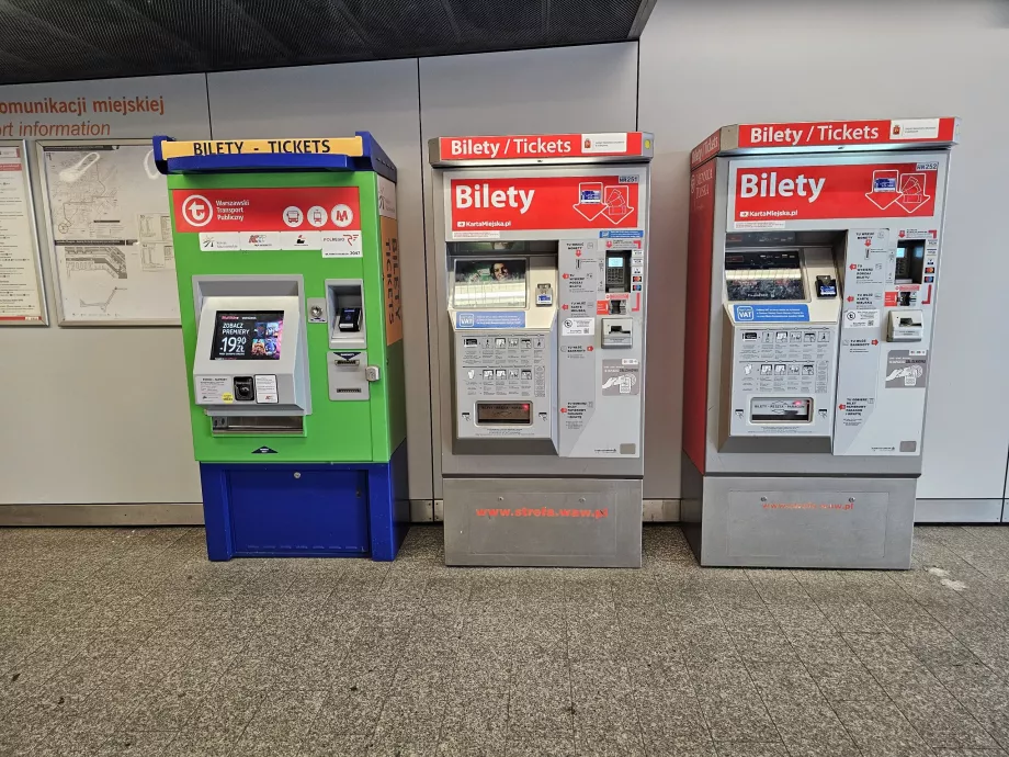 Biljettautomater på tågstationen (till vänster för RL-linjen, till höger för S-SKM-linjerna)
