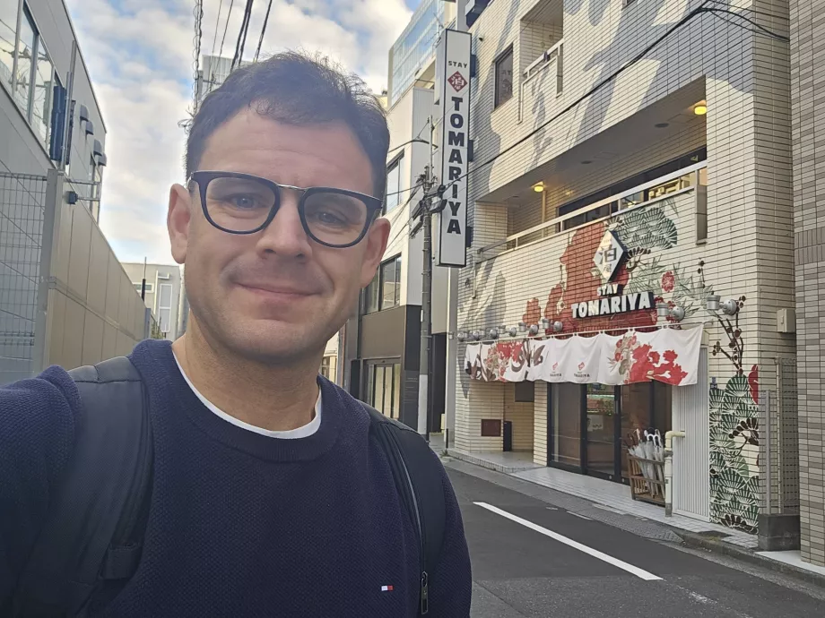 Jag framför Tomariya Hotel