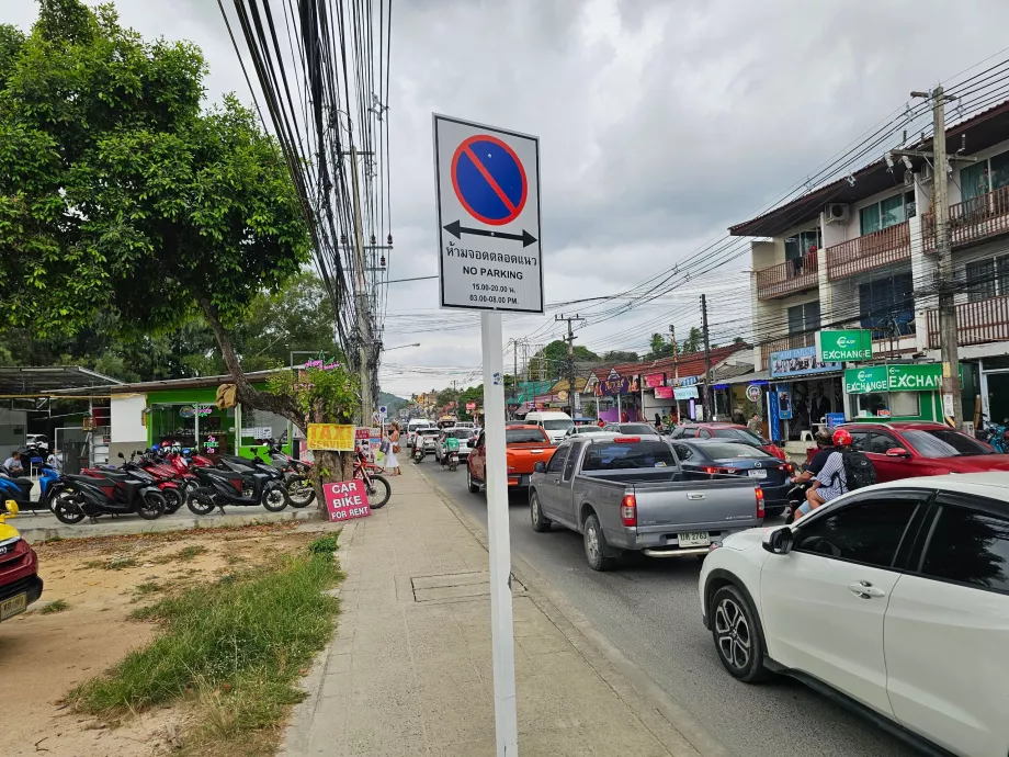 Ingen parkering längs huvudvägen