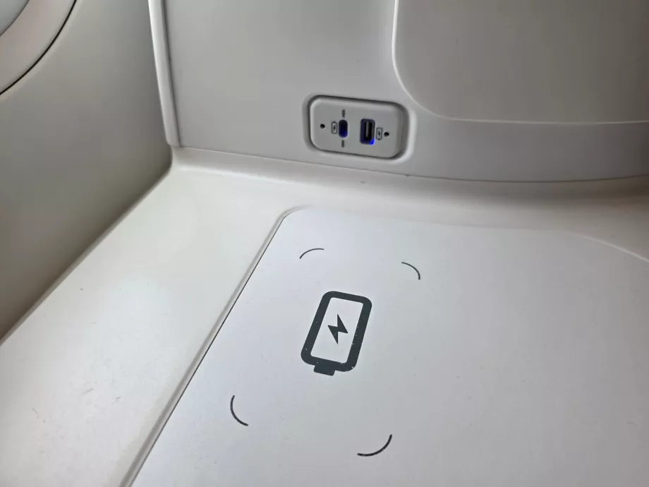 Trådlös laddning och USB-portar
