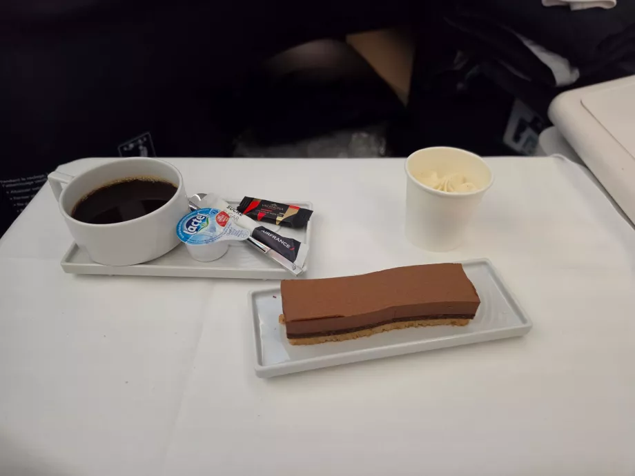 Lunch: en chokladdessert och en kaffe