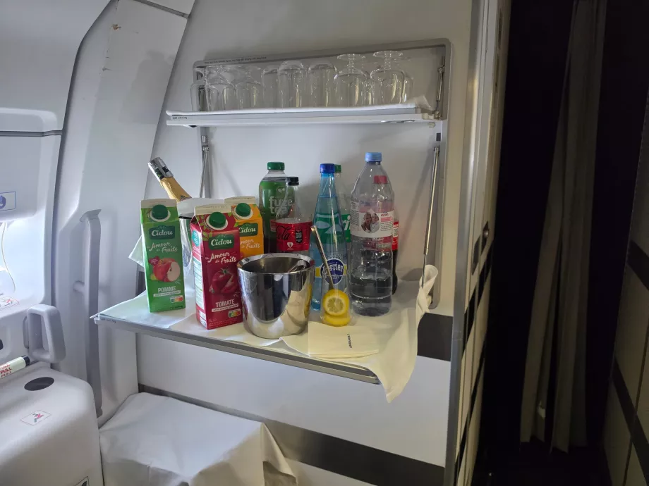 Drycker finns tillgängliga i kabinköket under flygningen
