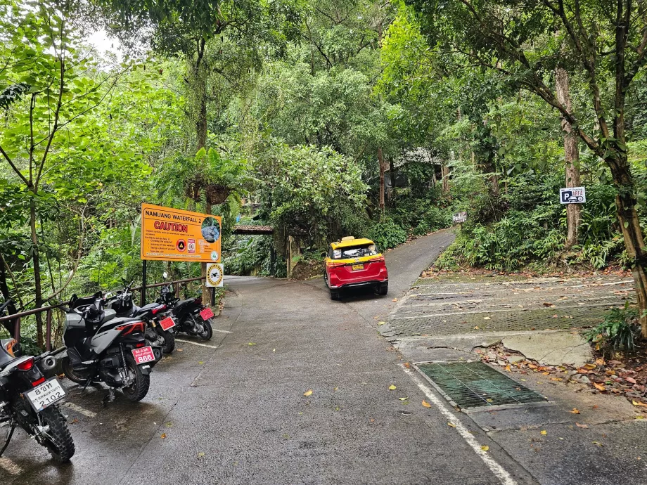 Parkering för bilar och skotrar