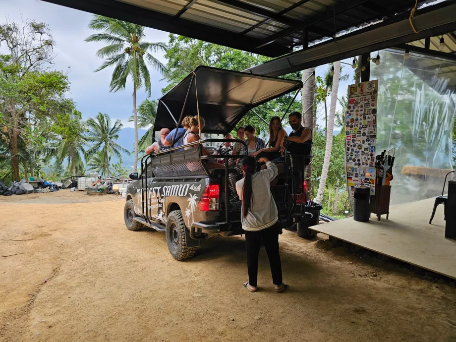 Transportjeepar till Overlap Stone 2