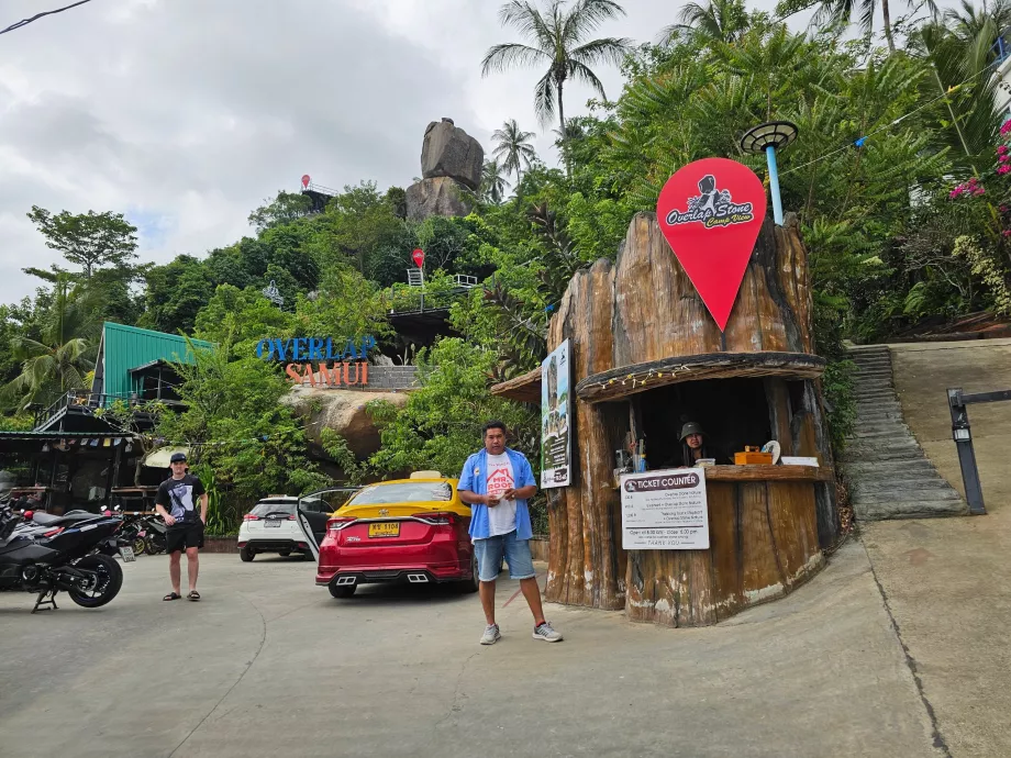 Biljettkassa och parkering vid Overlap Stone 1