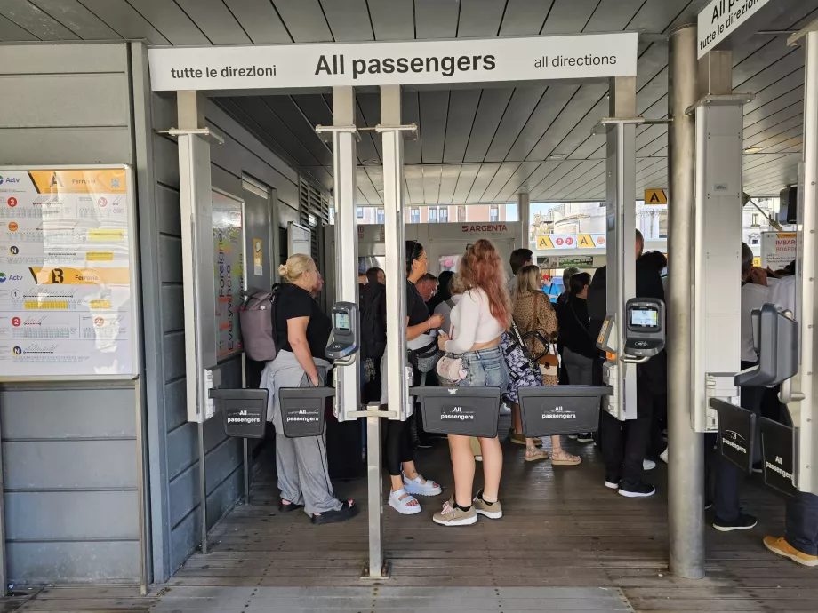 Vändkors vid infarten till kajen framför stationen