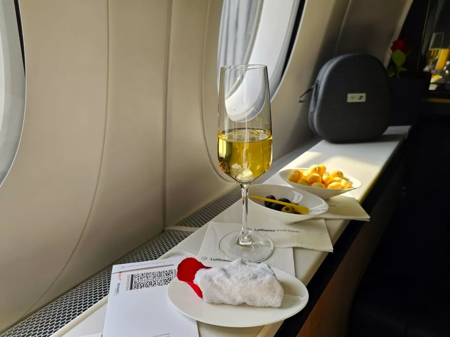 Välkomstdrink, macadamianötter och oliver