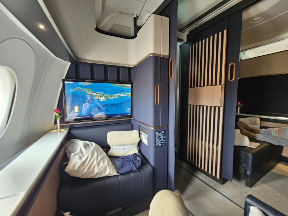 Utsikt över gränden och intilliggande dubbelsvit Svit 1D/1E - öppen dörr