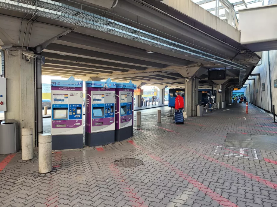 Biljettautomater för kollektivtrafik framför terminalen