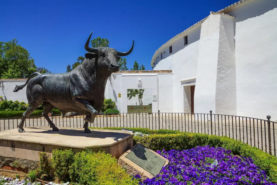 Statyn av en tjur framför Plaza de Toros