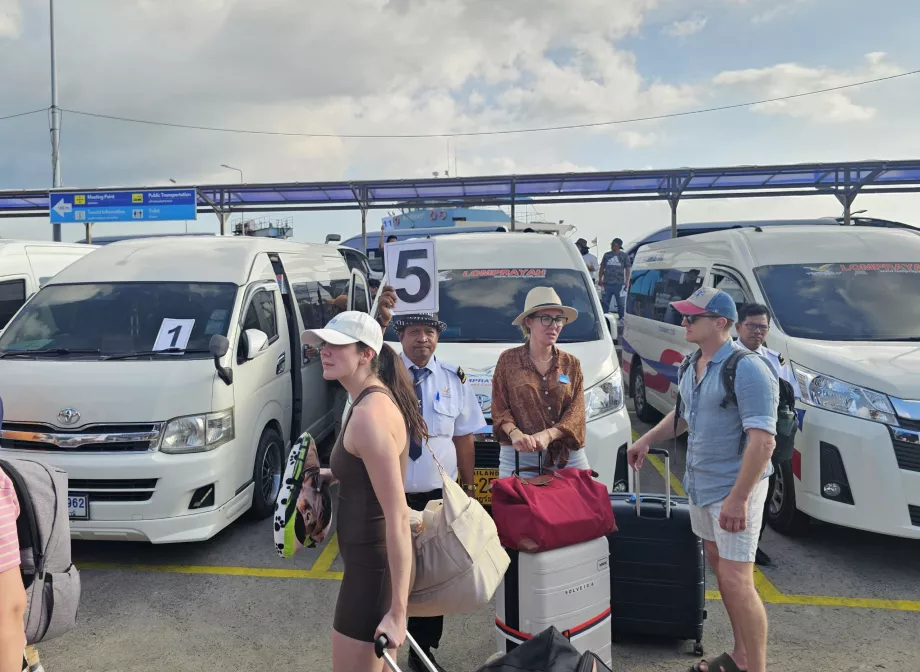 Minibussar vid Nathon Pier