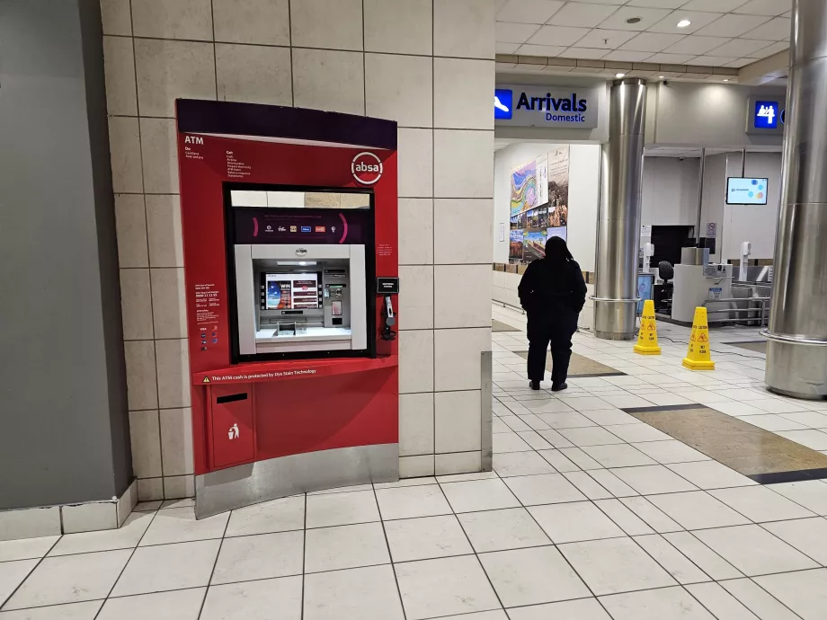 Bankomat i ankomsthallen