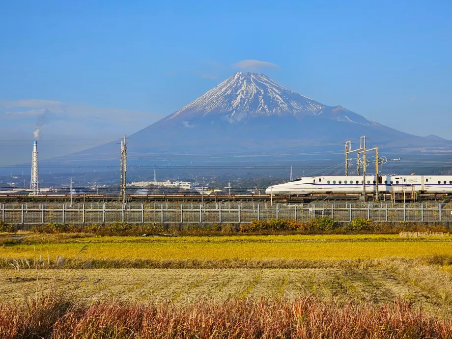 Shinkansen med berget Fuji i bakgrunden