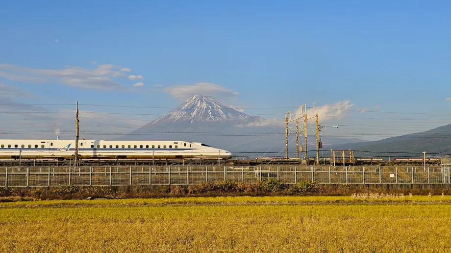 Shinkansen med berget Fuji i bakgrunden