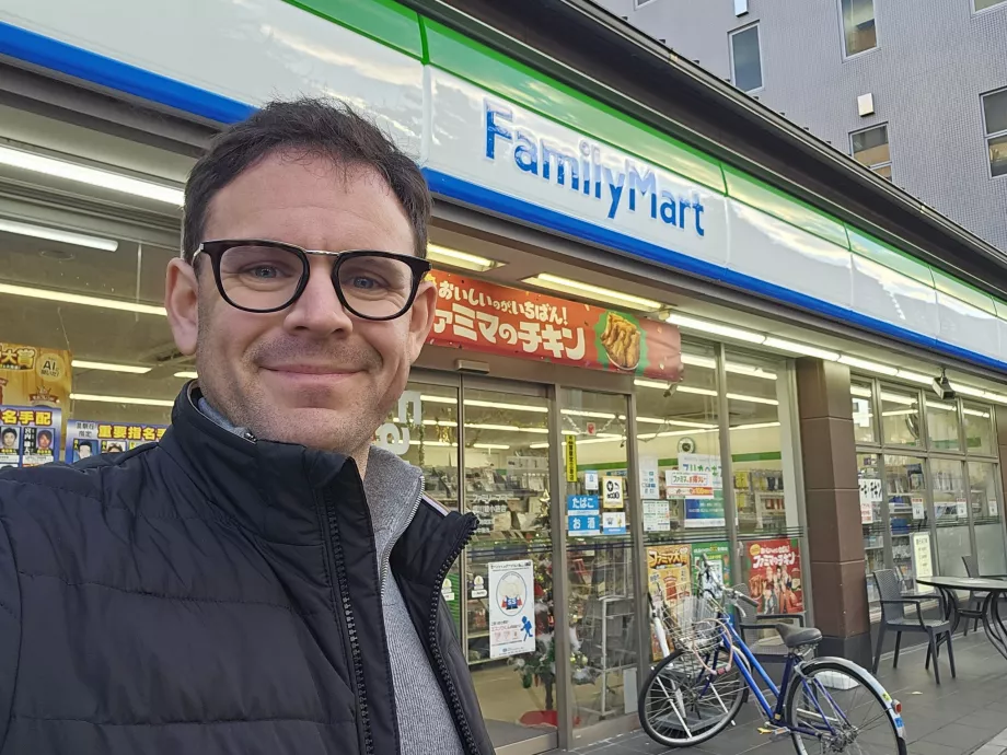 Jag framför Family Mart