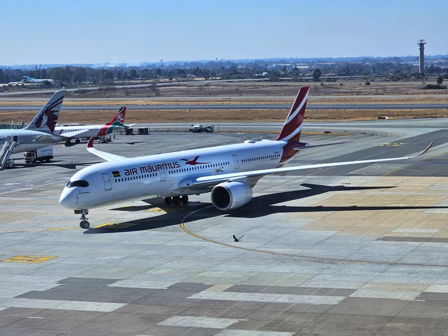 Air Mauritius, Airbus A350 på Johannesburgs flygplats