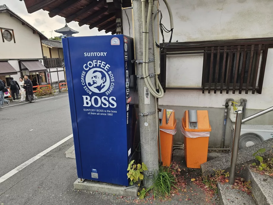 Behållare för plastflaskor vid dryckesautomaten