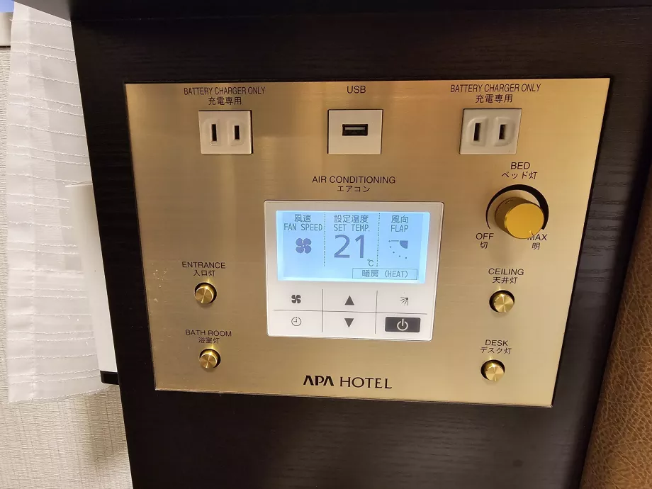 Eluttag, USB-kontakter och klimatanläggning på APA Hotel