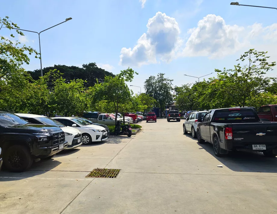 Parkering vid marinan, upphämtning av hyrbil