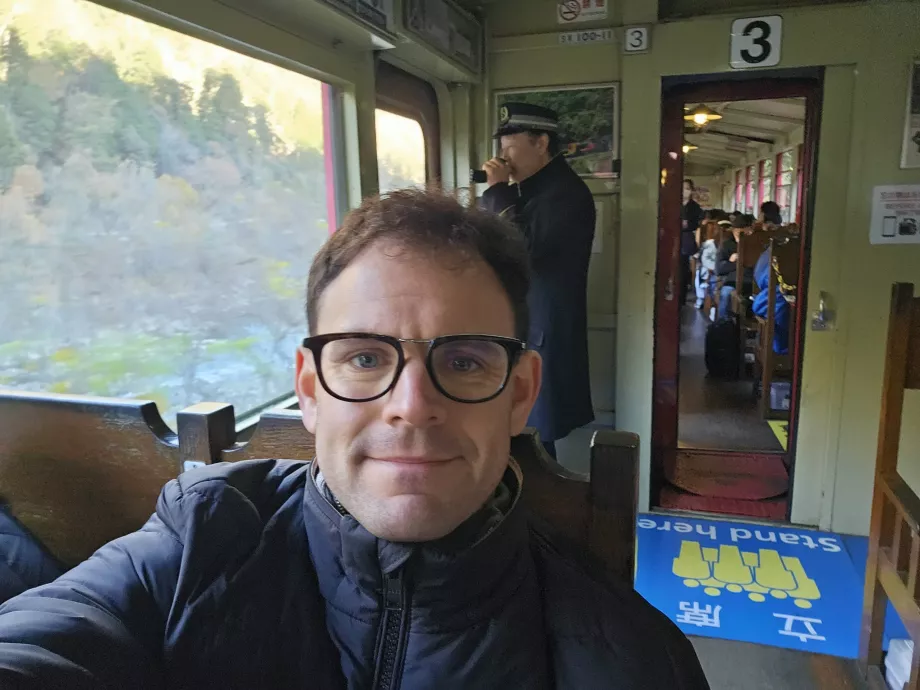 Jag på det romantiska Sagano-tåget