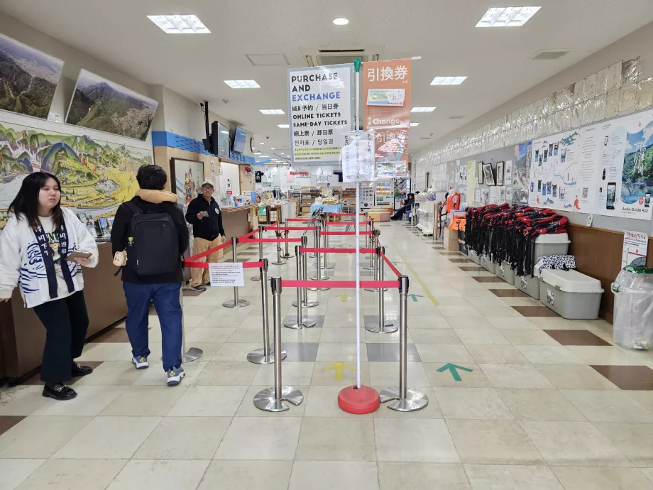 Kassadisk vid båtbryggan